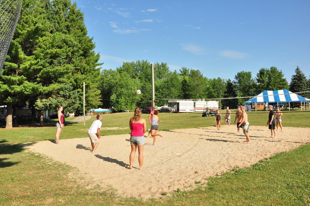 Plymouth Rock Camping Resort Two-Bedroom Park Model 9 Elkhart Lake Exterior foto